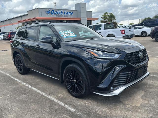 Photo of 2023 Midnight Black Metallic Toyota Highlander