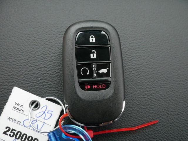 Photo of 2025 Platinum White Pearl Honda CR-V Hybrid