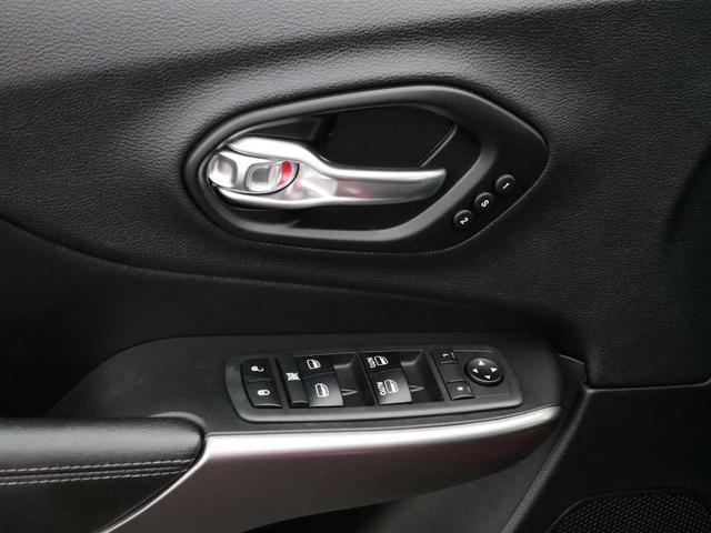 Photo of 2019 Velvet Red Pearlcoat Jeep Cherokee