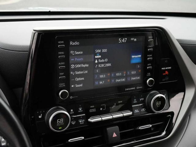 Photo of 2021 Moon Dust Toyota Highlander