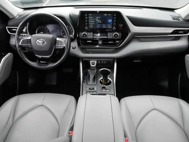 Photo of 2021 Moon Dust Toyota Highlander