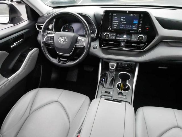 Photo of 2021 Moon Dust Toyota Highlander