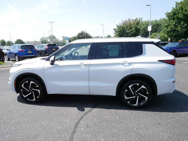 Photo of 2022 White Diamond Mitsubishi Outlander