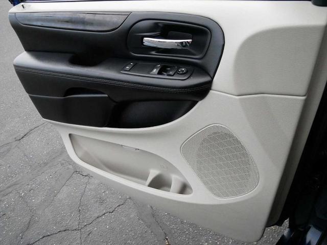 Photo of 2016 True Blue Pearlcoat Dodge Grand Caravan