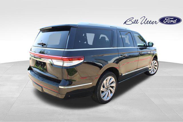 Photo of 2024 Infinite Black Metallic Clearcoat Lincoln Navigator