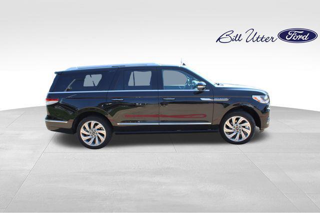 Photo of 2024 Infinite Black Metallic Clearcoat Lincoln Navigator