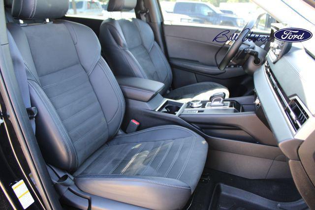Photo of 2023 Labrador Black Pearl Mitsubishi Outlander