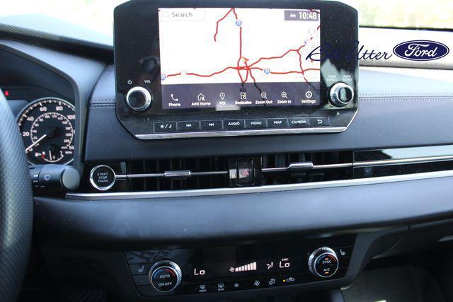 Photo of 2023 Labrador Black Pearl Mitsubishi Outlander