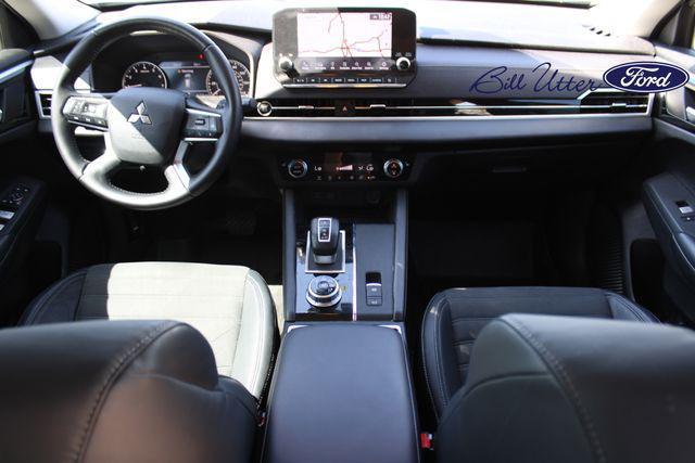 Photo of 2023 Labrador Black Pearl Mitsubishi Outlander