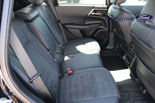 Photo of 2023 Labrador Black Pearl Mitsubishi Outlander
