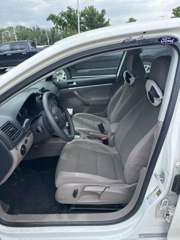 Photo of 2010 Candy White Volkswagen Jetta