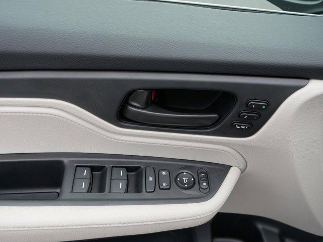 Photo of 2025 Solar Silver Metallic Honda Odyssey