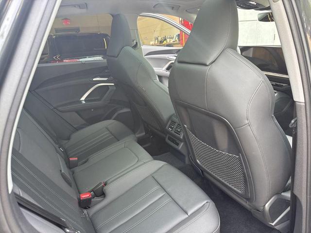 Photo of 2025 Tambora Gray Metallic Audi Q5