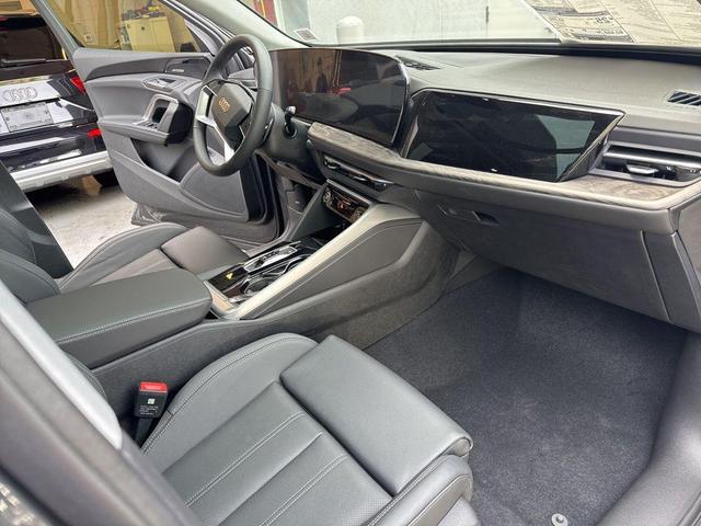 Photo of 2025 Tambora Gray Metallic Audi Q5