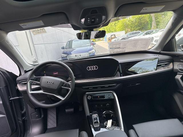 Photo of 2025 Tambora Gray Metallic Audi Q5