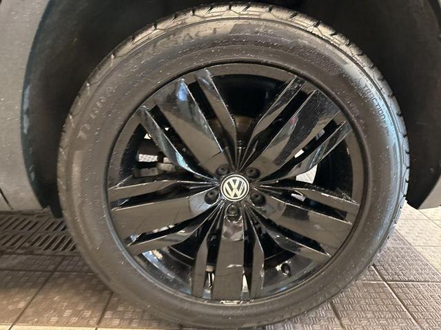 Photo of 2019 Deep Black Pearl Effect Volkswagen Atlas