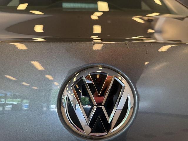 Photo of 2017 Platinum Gray Metallic Volkswagen Jetta
