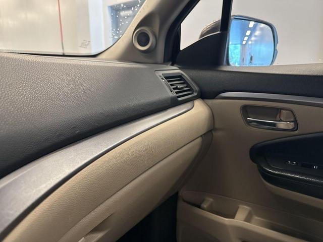 Photo of 2016 White Diamond Pearl Honda Pilot