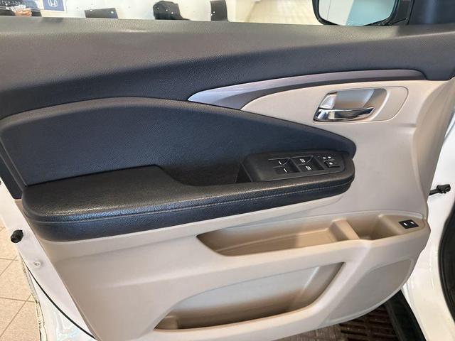 Photo of 2016 White Diamond Pearl Honda Pilot