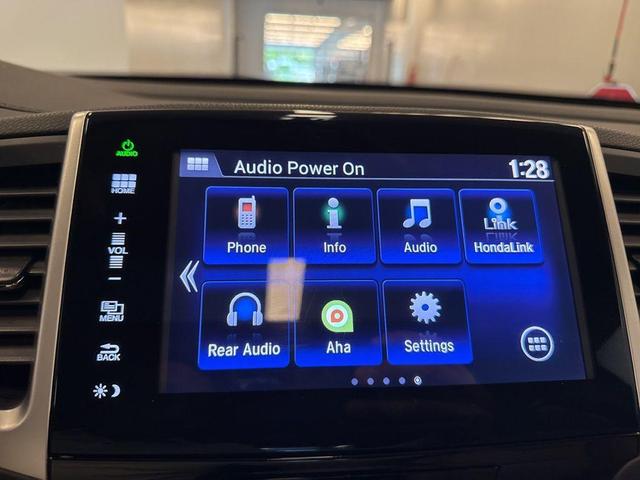 Photo of 2016 White Diamond Pearl Honda Pilot