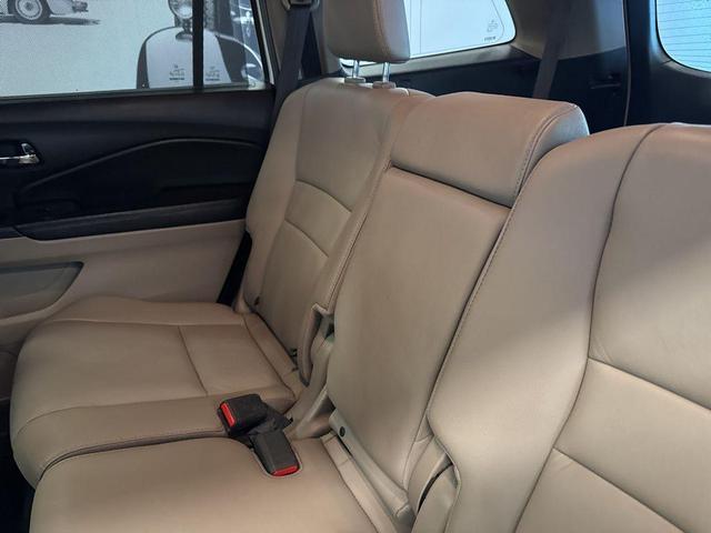 Photo of 2016 White Diamond Pearl Honda Pilot