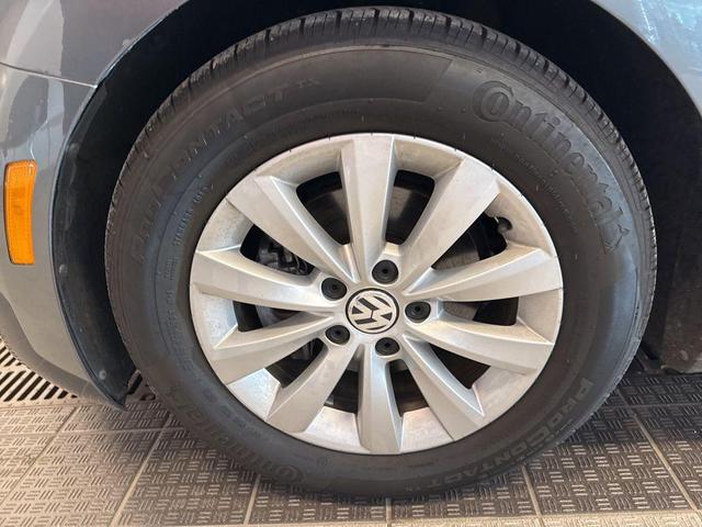 Photo of 2018 Platinum Gray Metallic w/ Black Top Volkswagen Beetle