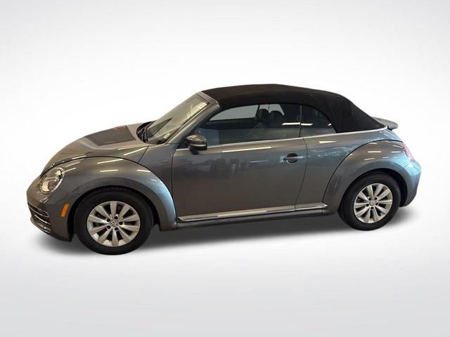 Photo of 2018 Platinum Gray Metallic w/ Black Top Volkswagen Beetle