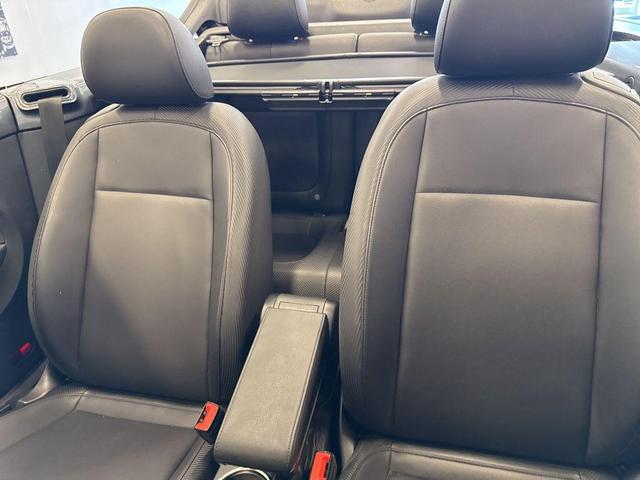 Photo of 2018 Platinum Gray Metallic w/ Black Top Volkswagen Beetle