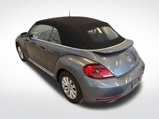 Photo of 2018 Platinum Gray Metallic w/ Black Top Volkswagen Beetle