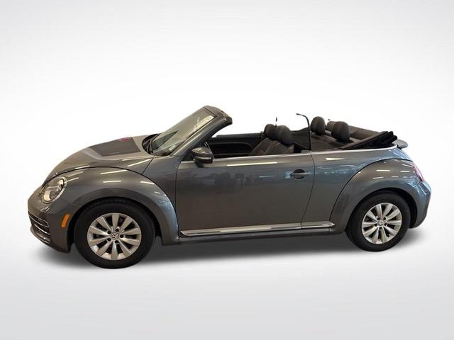 Photo of 2018 Platinum Gray Metallic w/ Black Top Volkswagen Beetle