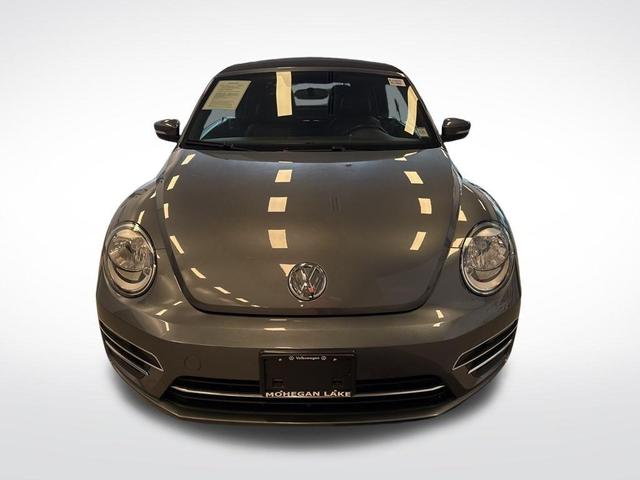 Photo of 2018 Platinum Gray Metallic w/ Black Top Volkswagen Beetle