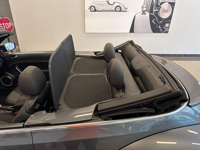 Photo of 2018 Platinum Gray Metallic w/ Black Top Volkswagen Beetle