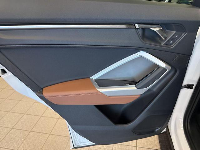 Photo of 2025 Arkona White Audi Q3