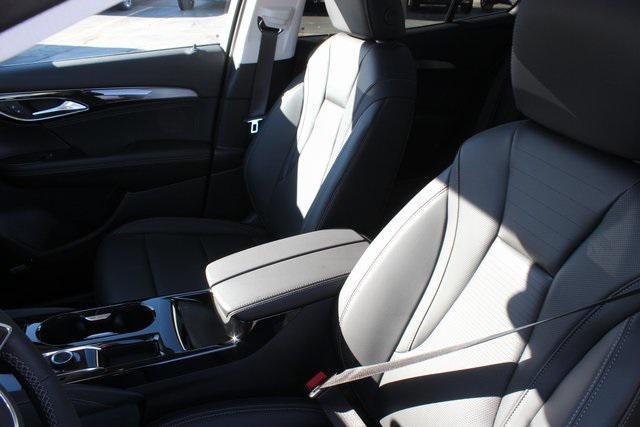 Photo of 2025 White Frost Buick Envision