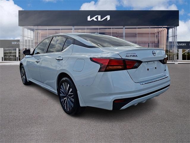 Photo of 2023 White Nissan Altima