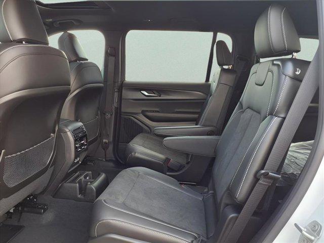Photo of 2025 Diamond Black Jeep Grand Cherokee L