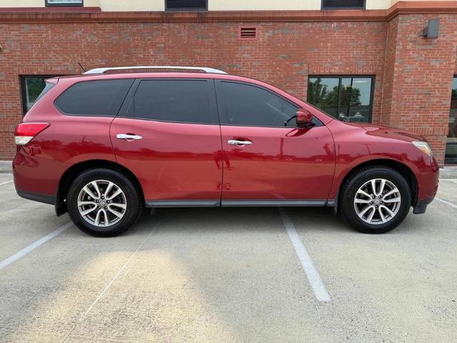 Photo of 2015 Cayenne Red Nissan Pathfinder