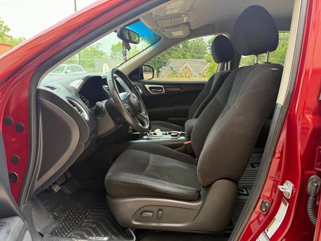 Photo of 2015 Cayenne Red Nissan Pathfinder