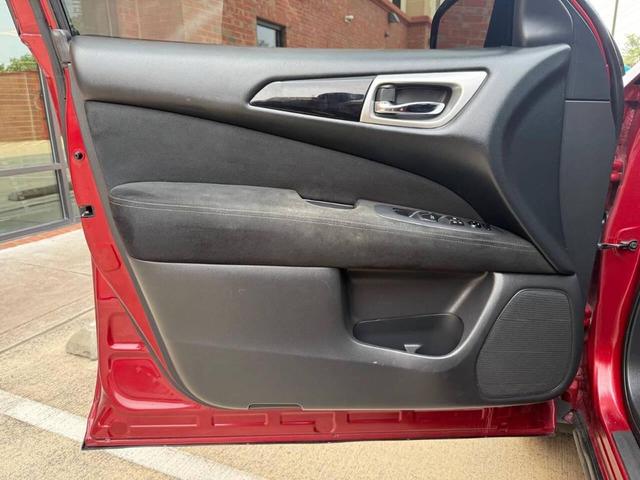 Photo of 2015 Cayenne Red Nissan Pathfinder