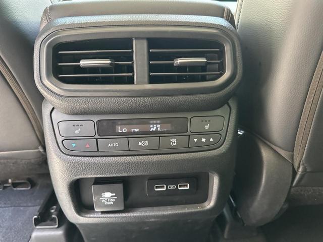 Photo of 2023 Platinum White Pearl Honda Pilot