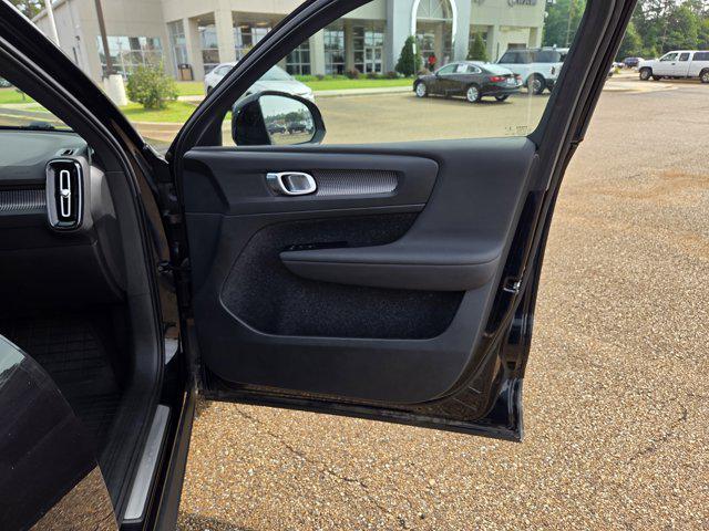 Photo of 2021 Onyx Black Metallic Volvo XC40
