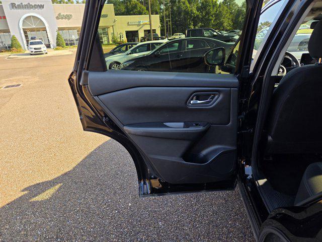 Photo of 2024 Super Black Nissan Rogue