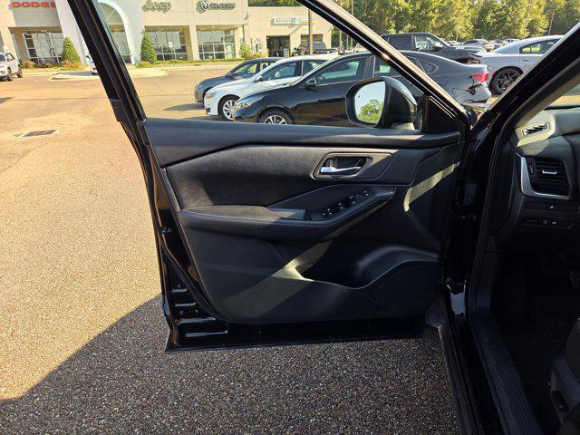Photo of 2024 Super Black Nissan Rogue