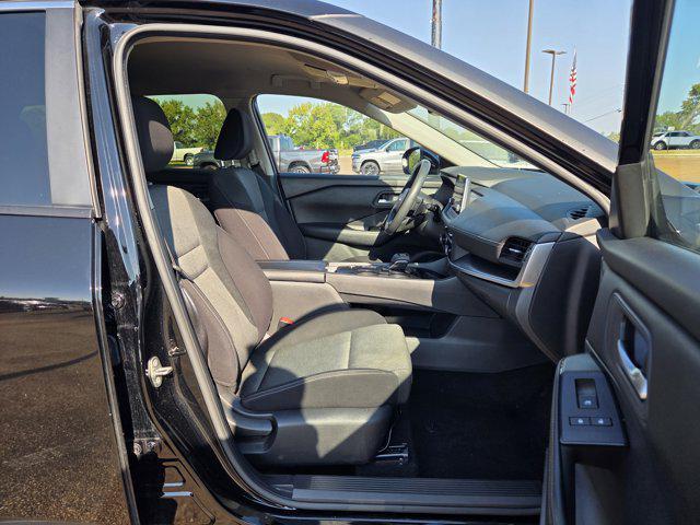 Photo of 2024 Super Black Nissan Rogue