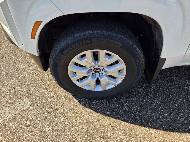 Photo of 2022 Glacier White Nissan Frontier
