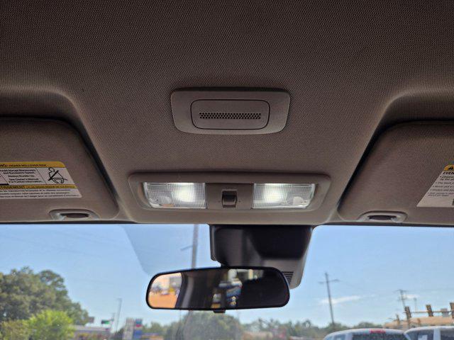 Photo of 2022 Glacier White Nissan Frontier
