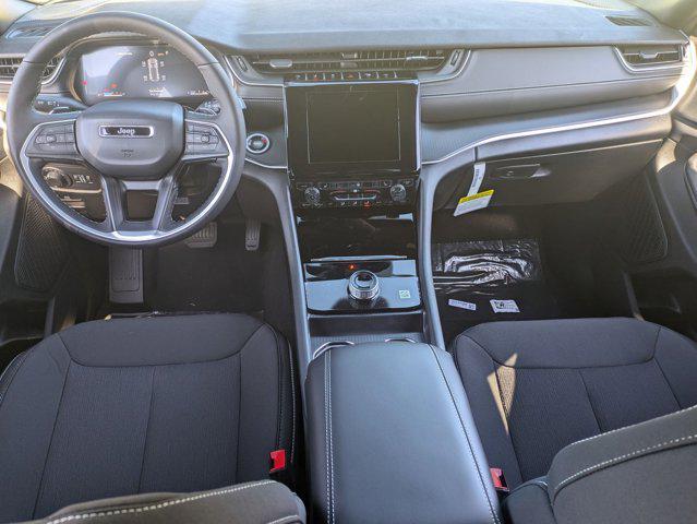 Photo of 2025 Diamond Black Crystal Pearlcoat Jeep Grand Cherokee