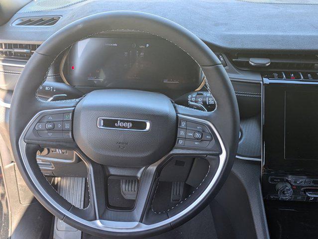 Photo of 2025 Diamond Black Crystal Pearlcoat Jeep Grand Cherokee