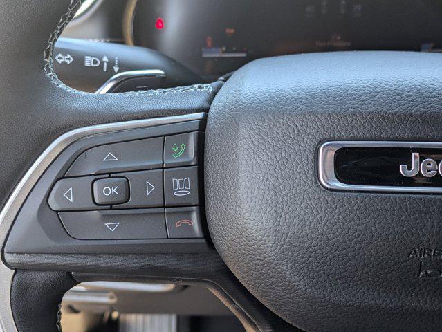 Photo of 2025 Diamond Black Crystal Pearlcoat Jeep Grand Cherokee
