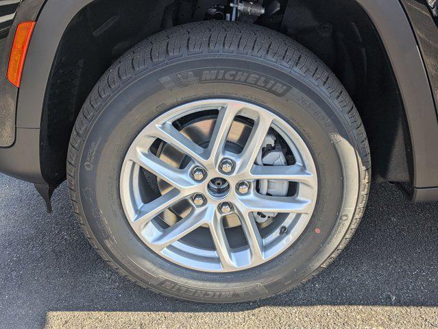 Photo of 2025 Diamond Black Crystal Pearlcoat Jeep Grand Cherokee